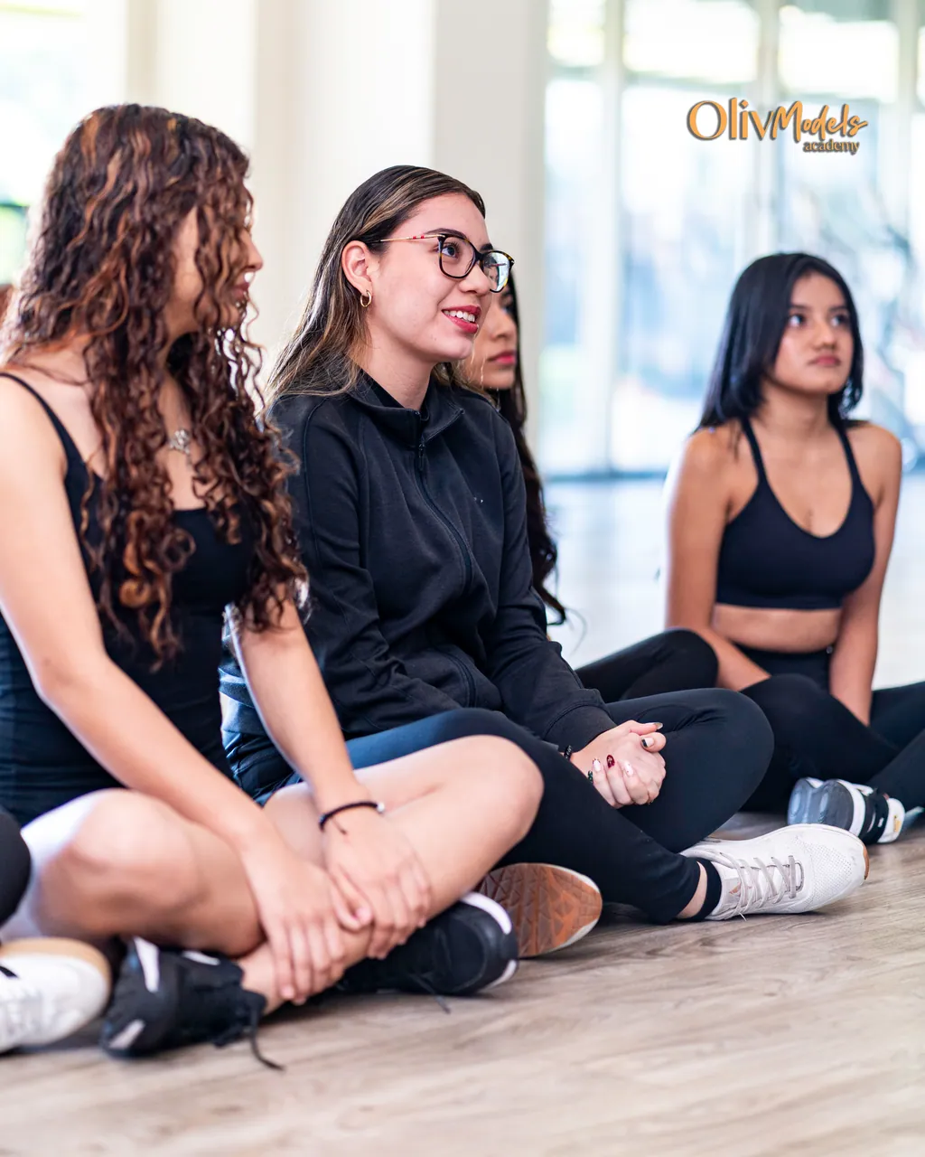 Grupo de estudiantes Oliv Models en sesión presencial — gira San Miguel
